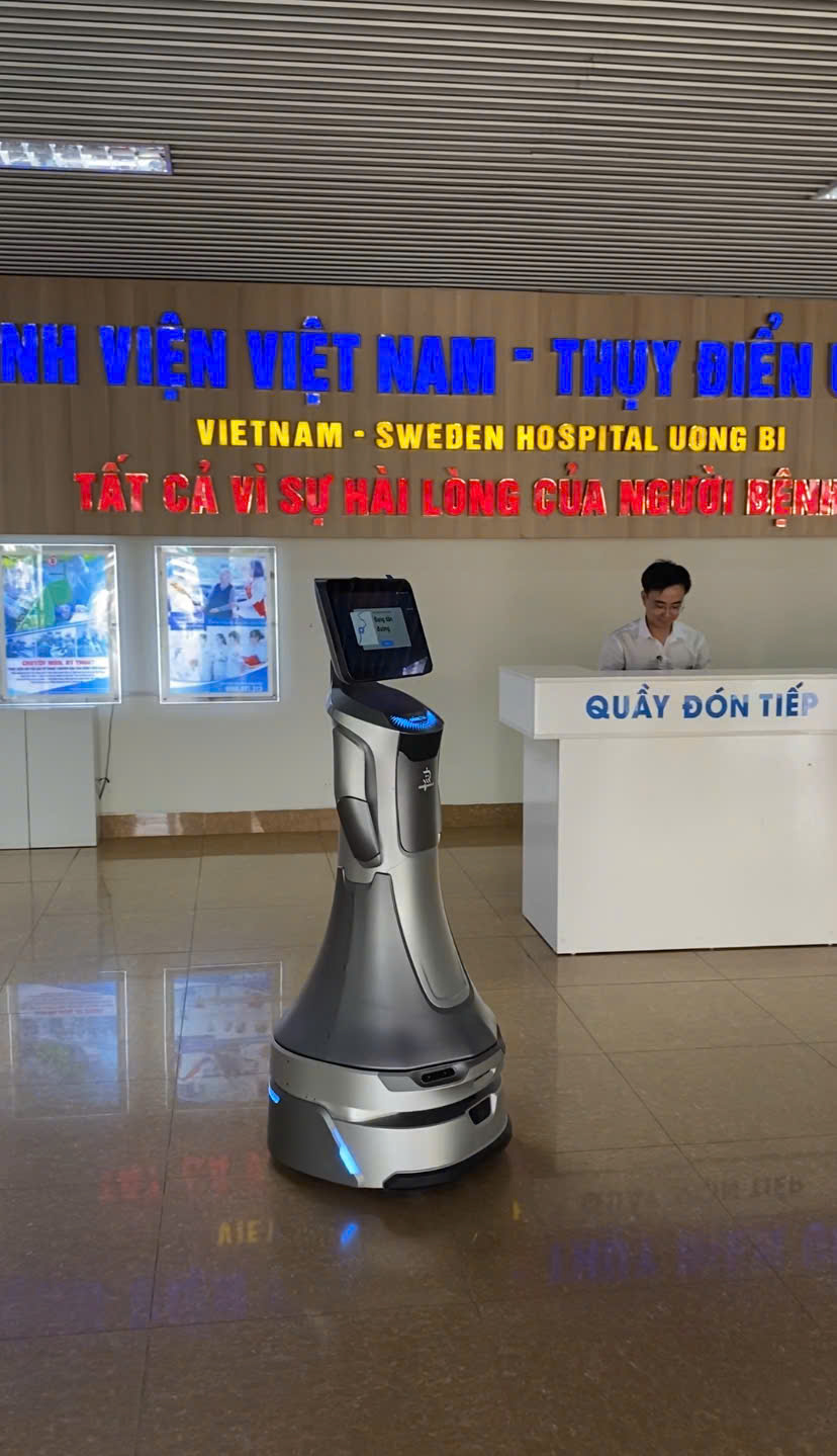 Robot lễ tân GreetingBot Nova đứng cạnh quầy đón tiếp trong sảnh Bệnh viện Việt Nam – Thụy Điển Uông Bí