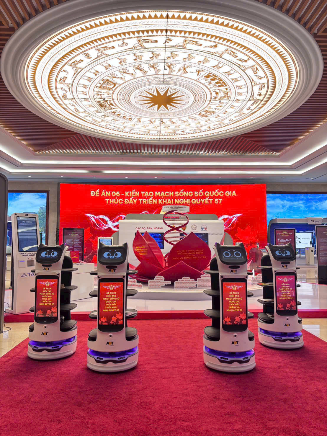 Dàn robot Roboworld xếp đội hình trên thảm đỏ dưới trần trống đồng tại triển lãm cấp quốc gia
