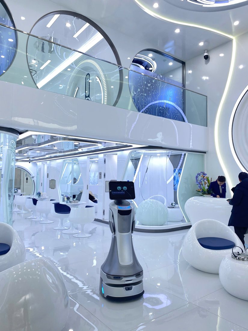 Robot GreetingBot Nova đón khách giữa sảnh chờ của một phòng khám thẩm mỹ